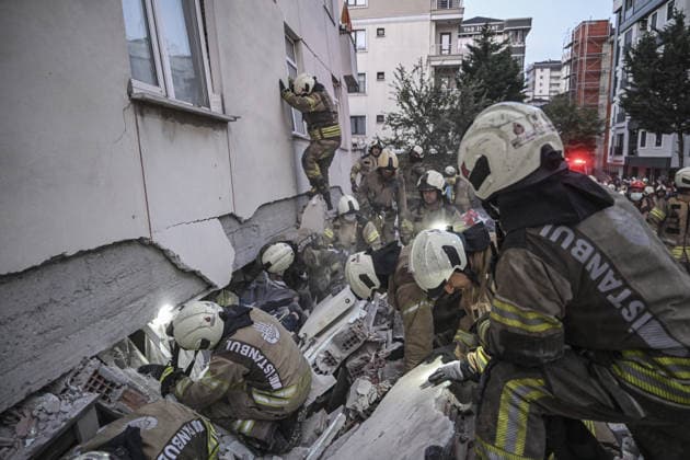 Partial collapse occurs in 7-story building in Istanbul s Maltepe district ISTANBUL, TURKIYE - OCTOBER 8: Search and rescue teams continue efforts to locate and rescue people trapped under the rubble as an injured person is taken to a hospital by ambulance after the lower floors of a seven-story building partially collapse in the Maltepe district of Istanbul, Turkiye, on October 8, 2026. Murat Sengul Anadolu Istanbul Turkey. Editorial use only. Please get in touch for any other usage.  Copyright: x2026xAnadoluxMuratxSengulx