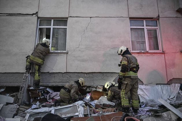 Partial collapse occurs in 7-story building in Istanbul s Maltepe district ISTANBUL, TURKIYE - OCTOBER 8: Search and rescue teams continue efforts to locate and rescue people trapped under the rubble as an injured person is taken to a hospital by ambulance after the lower floors of a seven-story building partially collapse in the Maltepe district of Istanbul, Turkiye, on October 8, 2026. Murat Sengul Anadolu Istanbul Turkey. Editorial use only. Please get in touch for any other usage.  Copyright: x2026xAnadoluxMuratxSengulx