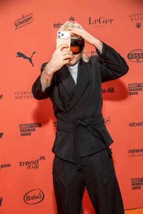 ABB ABOUTYOU- Ski Aggu zu Gast auf dem Orangenen Teppich bei der ABOUT YOU Opera Fashion Show im Admiralspalast am 07.10.2026 Berlin Deutschland