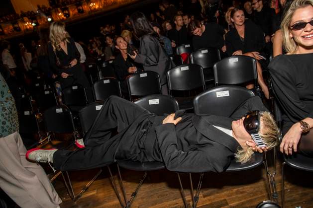 ABB ABOUTYOU- Ski Aggu liegt auf den Stuehlen zu Gast bei der ABOUT YOU Opera Fashion Show im Admiralspalast am 07.10.2026 in Berlin Berlin Deutschland