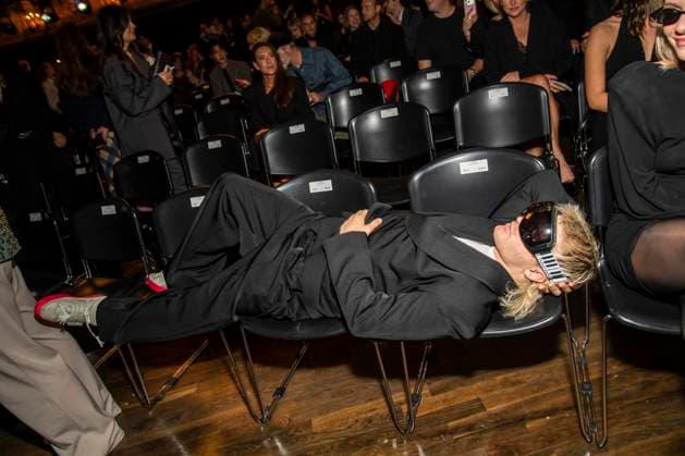 ABB ABOUTYOU- Ski Aggu liegt auf den Stuehlen zu Gast bei der ABOUT YOU Opera Fashion Show im Admiralspalast am 07.10.2026 in Berlin Berlin Deutschland