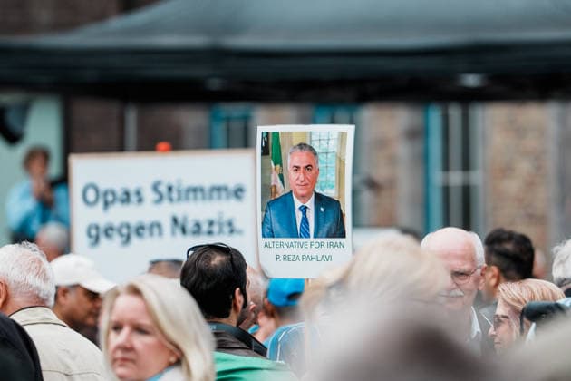 Kundgebung in Düsseldorf zum Jahrestag des Terrorangriffs der Hamas auf Israel am 7. Oktober 2023 und gegen Antisemitismus, Schild Reza Pahlavi, Iran Copyright: xThiemoxRudolphx