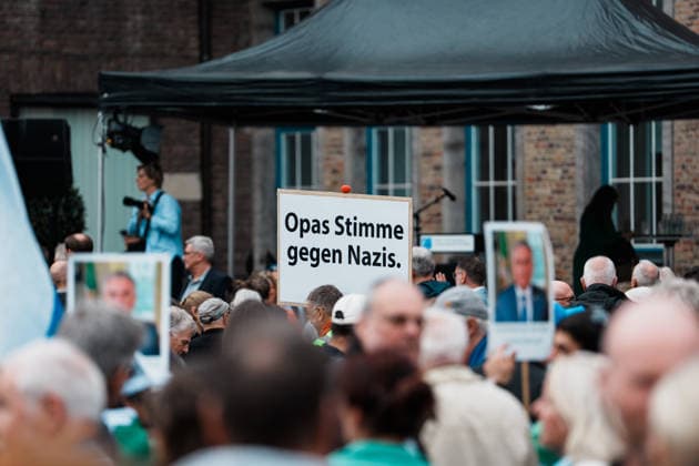 Kundgebung in Düsseldorf zum Jahrestag des Terrorangriffs der Hamas auf Israel am 7. Oktober 2023 und gegen Antisemitismus, Schild, Opas Stimme gegen Nazis Copyright: xThiemoxRudolphx