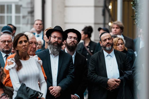 Kundgebung in Düsseldorf zum Jahrestag des Terrorangriffs der Hamas auf Israel am 7. Oktober 2023 und gegen Antisemitismus, Mitglieder jüdische Gemeinde Düsseldorf, Rabbiner Copyright: xThiemoxRudolphx
