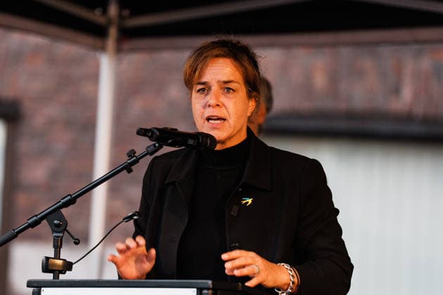 Kundgebung in Düsseldorf zum Jahrestag des Terrorangriffs der Hamas auf Israel am 7. Oktober 2023 und gegen Antisemitismus, Rede Mona Neubaur (stellv. NRW - Ministerpräsidentin, Wirtschaftsministerin, Grüne) Copyright: xThiemoxRudolphx