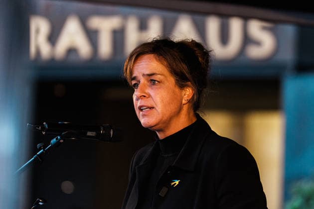 Kundgebung in Düsseldorf zum Jahrestag des Terrorangriffs der Hamas auf Israel am 7. Oktober 2023 und gegen Antisemitismus, Rede Mona Neubaur (stellv. NRW - Ministerpräsidentin, Wirtschaftsministerin, Grüne) Copyright: xThiemoxRudolphx