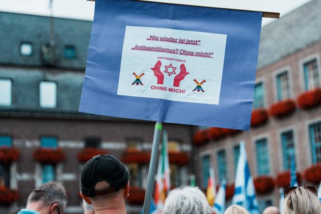 Kundgebung in Düsseldorf zum Jahrestag des Terrorangriffs der Hamas auf Israel am 7. Oktober 2023 und gegen Antisemitismus, Schild nie wieder ist jetzt Copyright: xThiemoxRudolphx