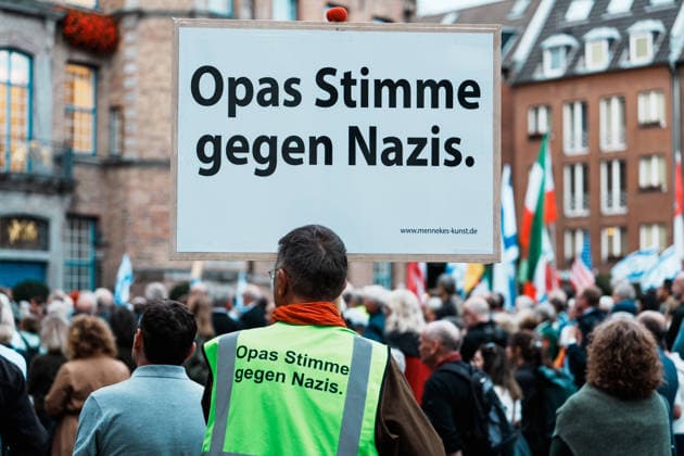 Kundgebung in Düsseldorf zum Jahrestag des Terrorangriffs der Hamas auf Israel am 7. Oktober 2023 und gegen Antisemitismus, Schild Opas Stimme gegen Nazis Copyright: xThiemoxRudolphx