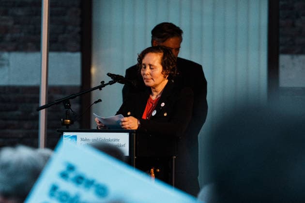 Kundgebung in Düsseldorf zum Jahrestag des Terrorangriffs der Hamas auf Israel am 7. Oktober 2023 und gegen Antisemitismus, Rede Rivkah Young (Aktivistin, Vorsitzende DUS4JEWS e. V.) Copyright: xThiemoxRudolphx