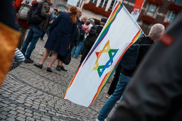 Kundgebung in Düsseldorf zum Jahrestag des Terrorangriffs der Hamas auf Israel am 7. Oktober 2023 und gegen Antisemitismus, Fahne, Flagge, Israel, Rainbow, Regenbogen, Pride Copyright: xThiemoxRudolphx