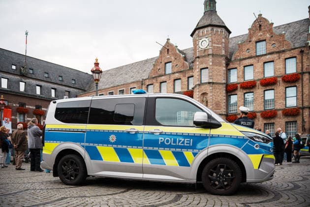 Kundgebung in Düsseldorf zum Jahrestag des Terrorangriffs der Hamas auf Israel am 7. Oktober 2023 und gegen Antisemitismus, Polizei vor Menschen am Marktplatz, Sicherheit, Schutz, Polizeiauto Copyright: xThiemoxRudolphx