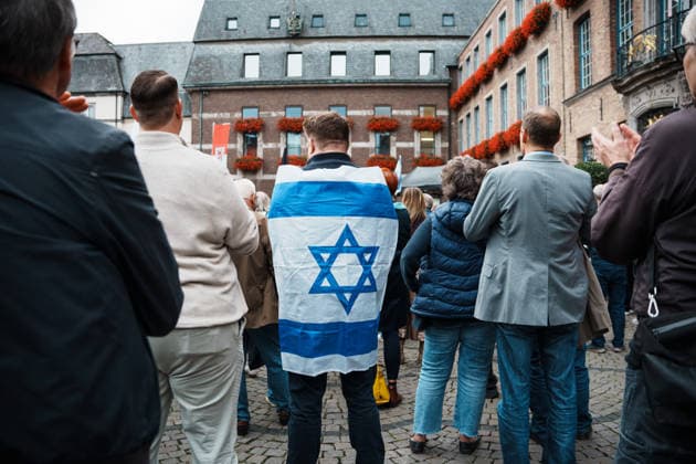 Kundgebung in Düsseldorf zum Jahrestag des Terrorangriffs der Hamas auf Israel am 7. Oktober 2023 und gegen Antisemitismus, Mann mit Israel Fahne, Flagge Copyright: xThiemoxRudolphx