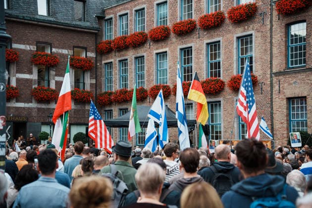 Kundgebung in Düsseldorf zum Jahrestag des Terrorangriffs der Hamas auf Israel am 7. Oktober 2023 und gegen Antisemitismus, Menschenmenge vor Bühne auf Marktplatz, Fahnen, Flaggen USA, Iran, Israel, Deutschland, Totale Copyright: xThiemoxRudolphx