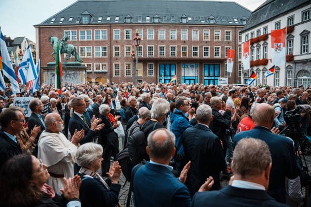 Kundgebung in Düsseldorf zum Jahrestag des Terrorangriffs der Hamas auf Israel am 7. Oktober 2023 und gegen Antisemitismus, Menschenmenge auf Marktplatz, Applaus, Totale Copyright: xThiemoxRudolphx