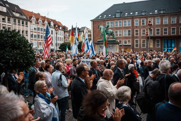 Kundgebung in Düsseldorf zum Jahrestag des Terrorangriffs der Hamas auf Israel am 7. Oktober 2023 und gegen Antisemitismus, Menschenmenge auf Marktplatz, Applaus, Flaggen, Fahnen, USA, Israel, Iran, Deutschland, Totale Copyright: xThiemoxRudolphx
