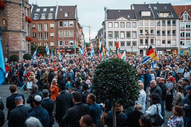 Kundgebung in Düsseldorf zum Jahrestag des Terrorangriffs der Hamas auf Israel am 7. Oktober 2023 und gegen Antisemitismus, Menschenmenge auf Marktplatz, Fahnen, Flagge, USA, Israel, Deutschland, Iran, Totale Copyright: xThiemoxRudolphx