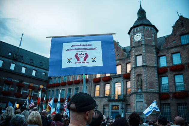 Kundgebung in Düsseldorf zum Jahrestag des Terrorangriffs der Hamas auf Israel am 7. Oktober 2023 und gegen Antisemitismus, Schild Nie wieder ist jetzt Copyright: xThiemoxRudolphx