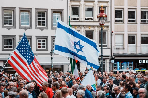 Kundgebung in Düsseldorf zum Jahrestag des Terrorangriffs der Hamas auf Israel am 7. Oktober 2023 und gegen Antisemitismus, Fahne, Flagge, USA, Israel Copyright: xThiemoxRudolphx