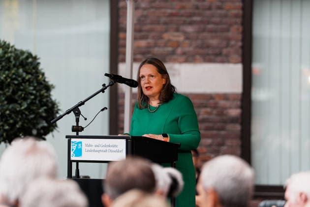 Kundgebung in Düsseldorf zum Jahrestag des Terrorangriffs der Hamas auf Israel am 7. Oktober 2023 und gegen Antisemitismus, Rede Henrike Tetz (Vorsitzende Förderkreis Mahn- und Gedenkstätte Düsseldorf, Oberkirchenrätin Evangelische Kirche im Rheinland) Copyright: xThiemoxRudolphx