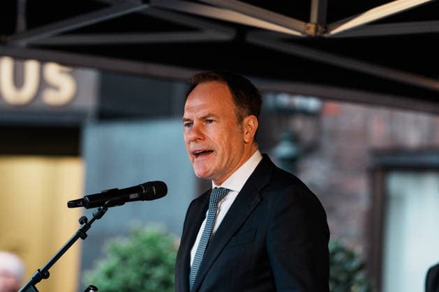 Kundgebung in Düsseldorf zum Jahrestag des Terrorangriffs der Hamas auf Israel am 7. Oktober 2023 und gegen Antisemitismus, Rede Dr. Stephan Keller (Oberbürgermeister Düsseldorf, Schirmherr, CDU) Copyright: xThiemoxRudolphx