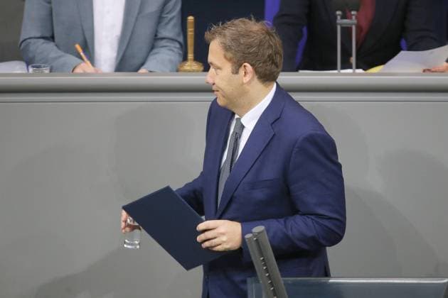 Berlin, Deutschland, 08.10.2026: Deutscher Bundestag: 99. Bundestagssitzung: Bundesminister der Finanzen Lars Klingbeil (SPD) spricht im Plenum Copyright: xdtsxNachrichtenagenturx dts_137537