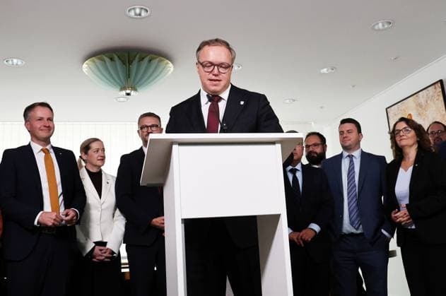 Thueringer Landtag - Statement Ministerpraesident Mario Voigt (CDU) 07.10.2026, Erfurt, Thueringer Landtag, Statement von Ministerpraesident Mario Voigt (CDU), er hat die Klage zurueckgezogen, er akzeptiert die Aberkennung seines Doktortitels - das Statement gibt er mit der geschlossenen Fraktion ab, die symbolisch hinter ihm steht