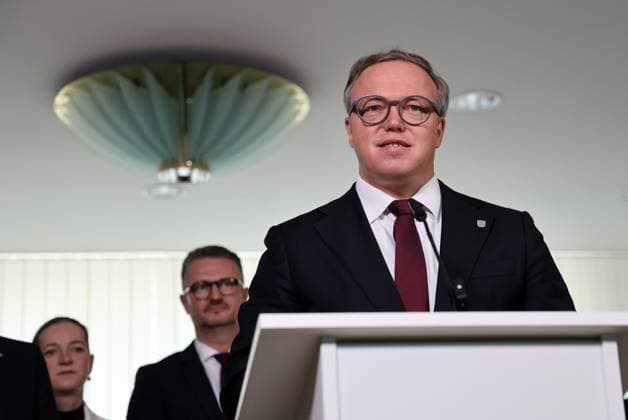 Thueringer Landtag - Statement Ministerpraesident Mario Voigt (CDU) 07.10.2026, Erfurt, Thueringer Landtag, Statement von Ministerpraesident Mario Voigt (CDU), er hat die Klage zurueckgezogen, er akzeptiert die Aberkennung seines Doktortitels - das Statement gibt er mit der geschlossenen Fraktion ab, die symbolisch hinter ihm steht