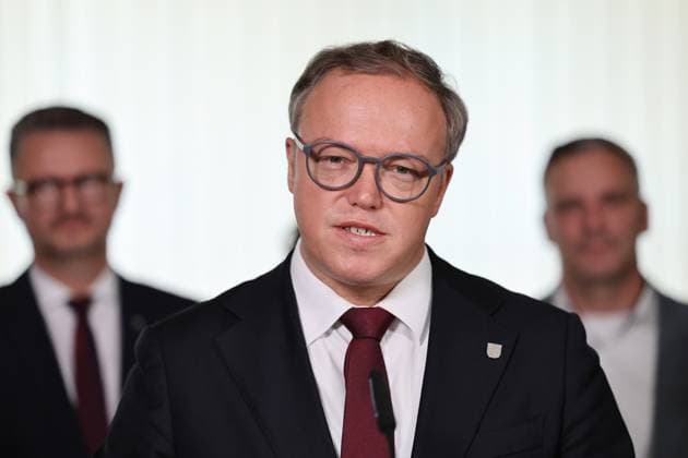 Thueringer Landtag - Statement Ministerpraesident Mario Voigt (CDU) 07.10.2026, Erfurt, Thueringer Landtag, Statement von Ministerpraesident Mario Voigt (CDU), er hat die Klage zurueckgezogen, er akzeptiert die Aberkennung seines Doktortitels - das Statement gibt er mit der geschlossenen Fraktion ab, die symbolisch hinter ihm steht