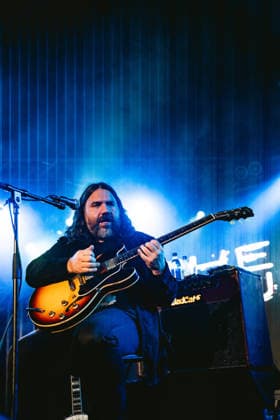 The Magic Numbers live in Malmoe, Sweden Malmo, Sweden. 07th, October 2026. The English alternative rock band The Magic Numbers performs a live concert at Plan B in Malmo. Here singer and guitarist Romeo Stodart is seen live on stage. Sweden, Malmö, Plan B  Copyright: xGonzalesxPhoto JoexMillerx