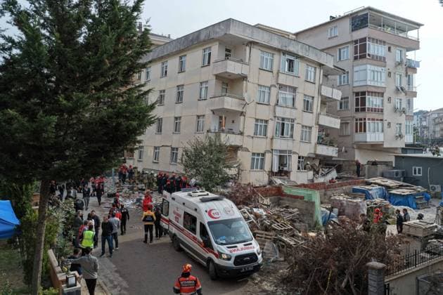 Partial collapse occurs in 7-story building in Istanbul s Maltepe district ISTANBUL, TURKIYE - OCTOBER 8: Search and rescue personnel, including firefighters, AFAD, UMKE, and police teams, operate at the site of a partial building collapse in the Cevizli neighborhood of Maltepe district, Istanbul, Turkiye on October 8, 2026. Trapped residents on the unaffected upper floors were evacuated while emergency teams initiated search and rescue efforts beneath the collapsed lower levels. Alperen Baran Metecan Anadolu Istanbul Turkey. Editorial use only. Please get in touch for any other usage.  Copyright: x2026xAnadoluxAlperenxBaranxMetecanx