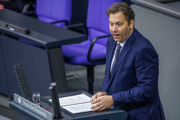 Bundestag Lars Klingbeil (SPD), Bundesfinanzminister im Deutschen Bundestag am 08.10.26 in Berlin. Berlin Berlin Deutschland Bundestag