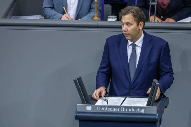 Bundestag Lars Klingbeil (SPD), Bundesfinanzminister im Deutschen Bundestag am 08.10.26 in Berlin. Berlin Berlin Deutschland Bundestag