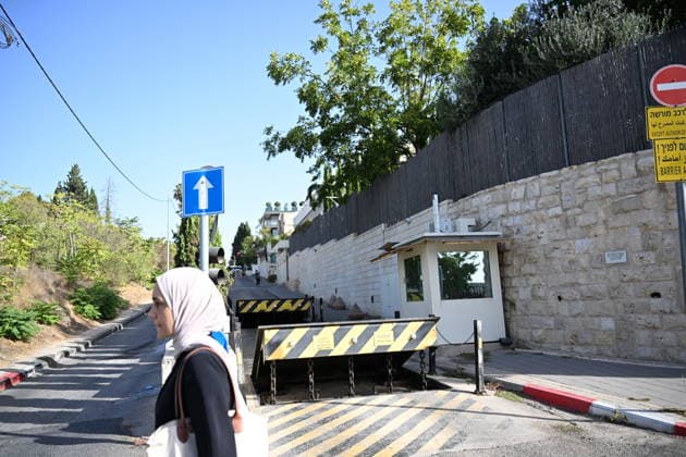 UK removes signage from consulate in East Jerusalem JERUSALEM - OCTOBER 08: Signage is removed from the British Consulate in East Jerusalem on October 08, 2026, following the expiration of a deadline set by Israeli authorities for the consulate s closure. Mostafa Alkharouf Anadolu Jerusalem Israel. Editorial use only. Please get in touch for any other usage.  Copyright: x2026xAnadoluxMostafaxAlkharoufx