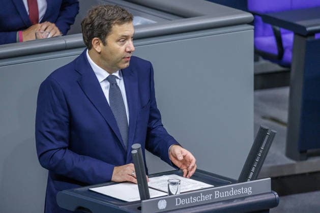 Bundestag Lars Klingbeil (SPD), Bundesfinanzminister im Deutschen Bundestag am 08.10.26 in Berlin. Berlin Berlin Deutschland Bundestag