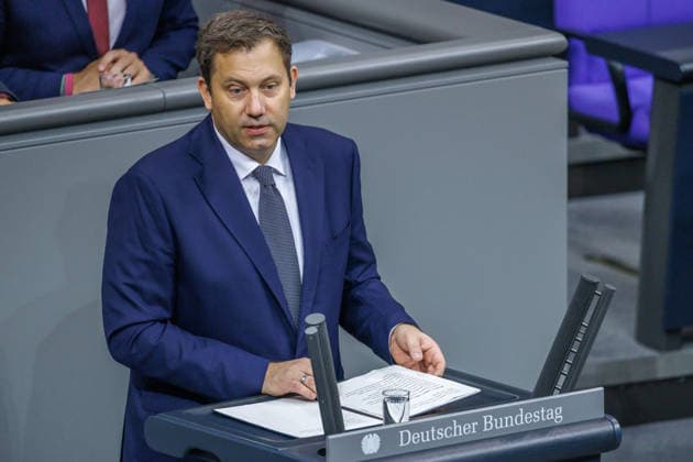 Bundestag Lars Klingbeil (SPD), Bundesfinanzminister im Deutschen Bundestag am 08.10.26 in Berlin. Berlin Berlin Deutschland Bundestag