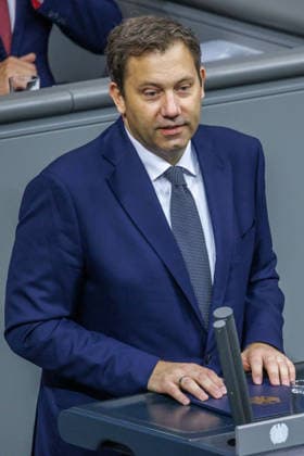 Bundestag Lars Klingbeil (SPD), Bundesfinanzminister im Deutschen Bundestag am 08.10.26 in Berlin. Berlin Berlin Deutschland Bundestag
