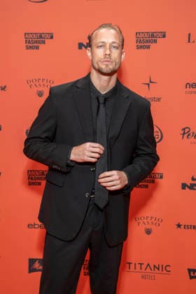 ABB ABOUTYOU- Kevin Pabel zu Gast auf dem Orangenen Teppich bei der ABOUT YOU Opera Fashion Show im Admiralspalast am 07.10.2026 in Berlin Berlin Deutschland