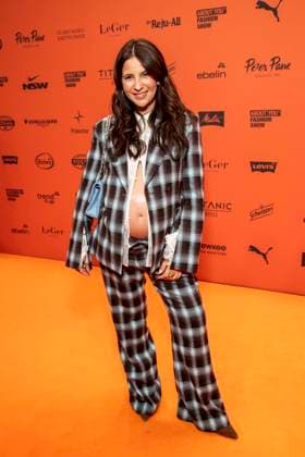 ABB ABOUTYOU- Chryssanthi Kavazi Babybauch zu Gast auf dem Orangenen Teppich bei der ABOUT YOU Opera Fashion Show im Admiralspalast am 07.10.2026 in Berlin Berlin Deutschland