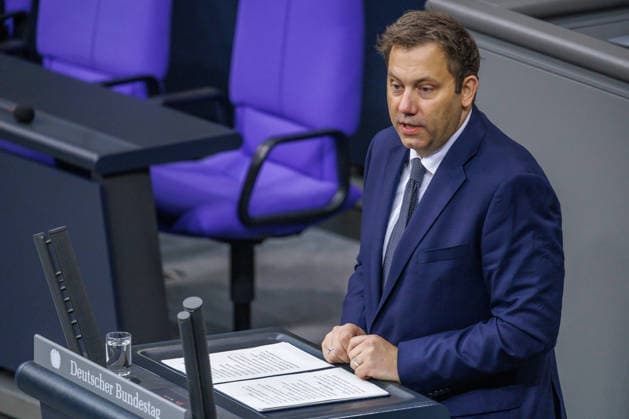 Bundestag Lars Klingbeil (SPD), Bundesfinanzminister im Deutschen Bundestag am 08.10.26 in Berlin. Berlin Berlin Deutschland Bundestag