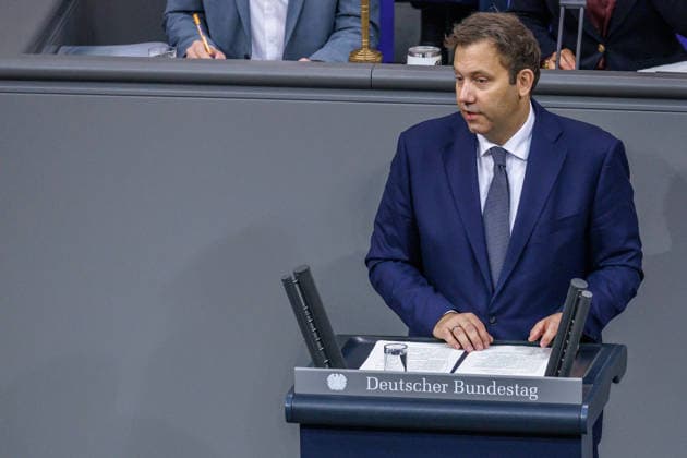 Bundestag Lars Klingbeil (SPD), Bundesfinanzminister im Deutschen Bundestag am 08.10.26 in Berlin. Berlin Berlin Deutschland Bundestag