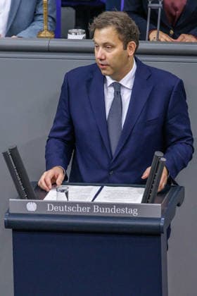 Bundestag Lars Klingbeil (SPD), Bundesfinanzminister im Deutschen Bundestag am 08.10.26 in Berlin. Berlin Berlin Deutschland Bundestag