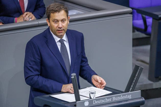 Bundestag Lars Klingbeil (SPD), Bundesfinanzminister im Deutschen Bundestag am 08.10.26 in Berlin. Berlin Berlin Deutschland Bundestag