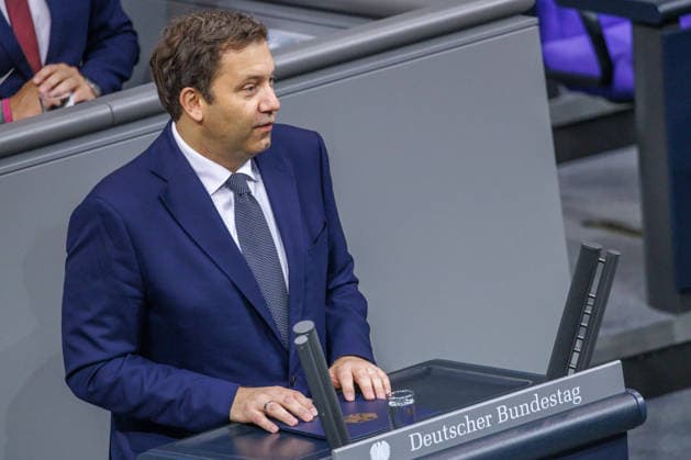 Bundestag Lars Klingbeil (SPD), Bundesfinanzminister im Deutschen Bundestag am 08.10.26 in Berlin. Berlin Berlin Deutschland Bundestag
