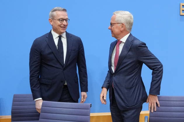 Bundespressekonferenz, Jahresbericht des Nationalen Normenkontrollrat (NKR) zum Buerokratieabbau Dr. Karsten Wildberger (Digitalminister) gemeinsam im Austausch und Dialog mit Lutz Goebel Vorsitzender des NKR bei der Vorstellung des Jahresbericht des Nationalen Normenkontrollrat zum Buerokratieabbau, Berlin, 08.10.2026 Berlin Berlin Deutschland