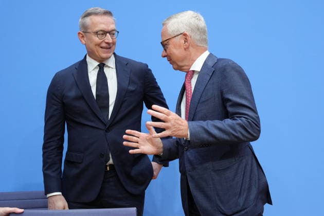 Bundespressekonferenz, Jahresbericht des Nationalen Normenkontrollrat (NKR) zum Buerokratieabbau Dr. Karsten Wildberger (Digitalminister) gemeinsam im Austausch und Dialog mit Lutz Goebel Vorsitzender des NKR bei der Vorstellung des Jahresbericht des Nationalen Normenkontrollrat zum Buerokratieabbau, Berlin, 08.10.2026 Berlin Berlin Deutschland