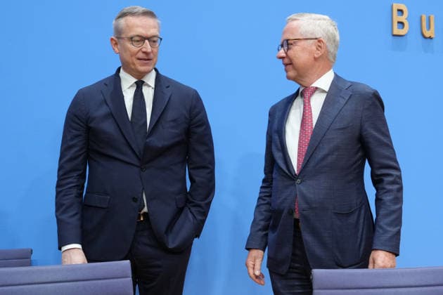 Bundespressekonferenz, Jahresbericht des Nationalen Normenkontrollrat (NKR) zum Buerokratieabbau Dr. Karsten Wildberger (Digitalminister) gemeinsam im Austausch und Dialog mit Lutz Goebel Vorsitzender des NKR bei der Vorstellung des Jahresbericht des Nationalen Normenkontrollrat zum Buerokratieabbau, Berlin, 08.10.2026 Berlin Berlin Deutschland