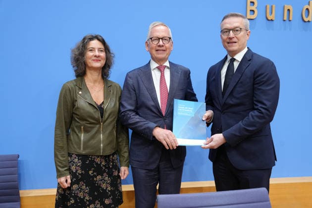 Bundespressekonferenz, Jahresbericht des Nationalen Normenkontrollrat (NKR) zum Buerokratieabbau Prof. Dr. Sabine Kuhlmann gemeinsam mit Dr. Karsten Wildberger (Digitalminister) und Lutz Goebel und dem gebundenen Bericht in der Hand bei der Vorstellung des Jahresbericht des Nationalen Normenkontrollrat zum Buerokratieabbau, Berlin, 08.10.2026 Berlin Berlin Deutschland