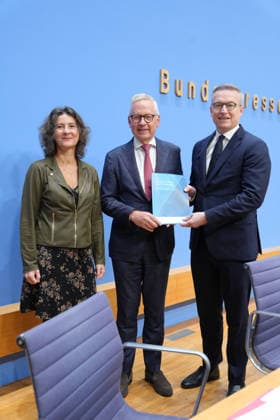 Bundespressekonferenz, Jahresbericht des Nationalen Normenkontrollrat (NKR) zum Buerokratieabbau Prof. Dr. Sabine Kuhlmann gemeinsam mit Dr. Karsten Wildberger (Digitalminister) und Lutz Goebel und dem gebundenen Bericht in der Hand bei der Vorstellung des Jahresbericht des Nationalen Normenkontrollrat zum Buerokratieabbau, Berlin, 08.10.2026 Berlin Berlin Deutschland