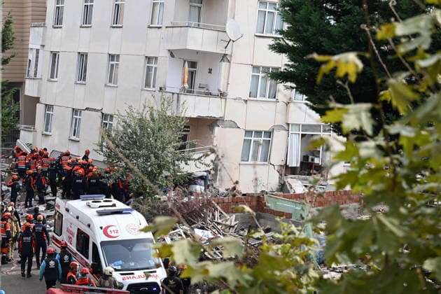 Search and rescue operations continue at partially collapsed building in Istanbul ISTANBUL, TURKIYE - OCTOBER 08: Search and rescue teams conduct operations at the site of a seven-story building that partially collapsed in the Maltepe district of Istanbul, Turkiye, on October 08, 2026. Emergency personnel and ambulances are deployed to the scene as search and rescue efforts continue. Ahmet Okatali Anadolu Istanbul Turkey. Editorial use only. Please get in touch for any other usage.  Copyright: x2026xAnadoluxAhmetxOkatalix