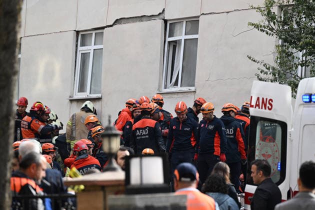 Search and rescue operations continue at partially collapsed building in Istanbul ISTANBUL, TURKIYE - OCTOBER 08: Search and rescue teams conduct operations at the site of a seven-story building that partially collapsed in the Maltepe district of Istanbul, Turkiye, on October 08, 2026. Emergency personnel and ambulances are deployed to the scene as search and rescue efforts continue. Ahmet Okatali Anadolu Istanbul Turkey. Editorial use only. Please get in touch for any other usage.  Copyright: x2026xAnadoluxAhmetxOkatalix